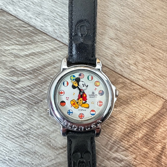 Mickey Mouse world watch by lorus - Picture 2 of 2